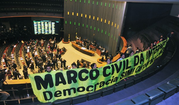 Apoiadores acompanharam da galeria lei considerada Constituição da rede (Foto: Gustavo Lima/Câmara)
