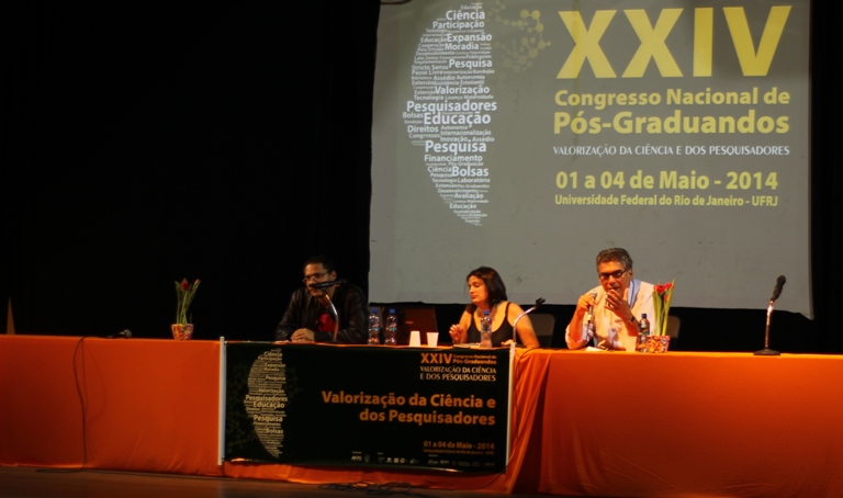 Cristiano Fecha, Luana Bonone e professor Carlos Levi, durante primeira mesa do Congresso