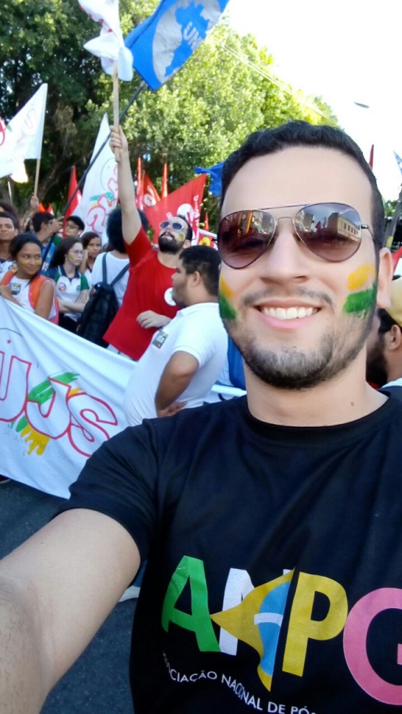 Em Fortaleza também tem pós-graduando defendendo a Democracia.