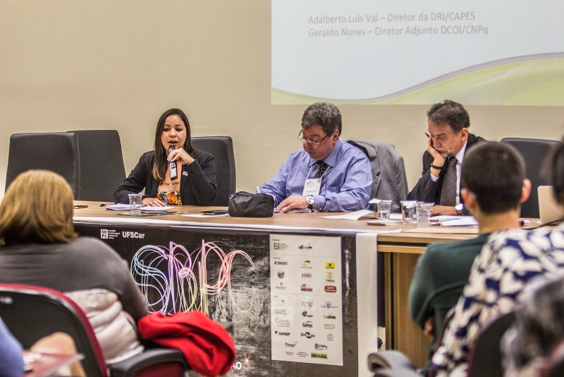 Presidenta da ANPG, Tamara Naiz, participa da mesa "Avaliação do programa Ciência sem Fronteiras" durante a 67a RA da SBPC. Além dela, compunham a mesa Adalberto Luís Val (CAPES) e Geraldo Nunes Sobrinho (CNPq).