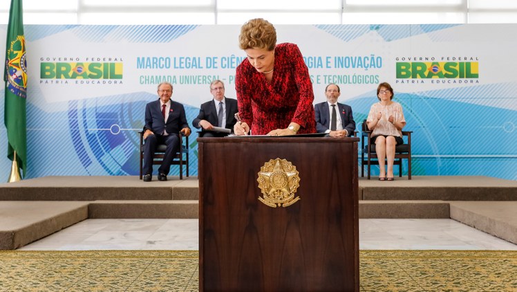 Cerimônia de sanção do Marco legal da CT&I e lançamento da chamada universal no Palácio do Planalto, em 11 de janeiro. (Foto: Roberto Stuckert Filho/PR)