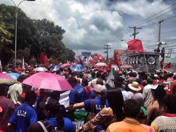 Manifestantes em Maceió durante os atos do dia 18. 